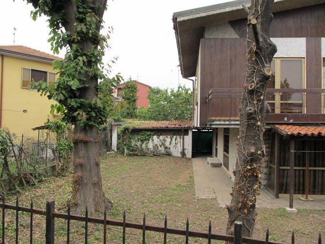 €240.000 VILLA SINGOLA CON 2 APPARTAMENTI ED AMPIO GIARDIN Trezzo sull'Adda