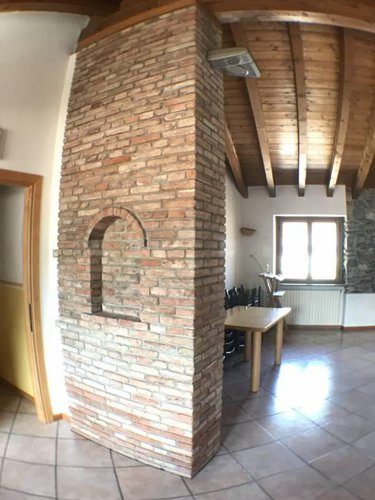 INTERO FABBRICATO INDIPENDENTE COMPLETAMENTE RISTRUTTURATO. Cene