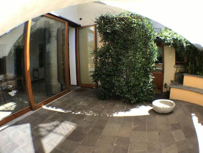 INTERA PALAZZINA INDIPENDENTE TOTALMENTE RIMODERNATA. Cene