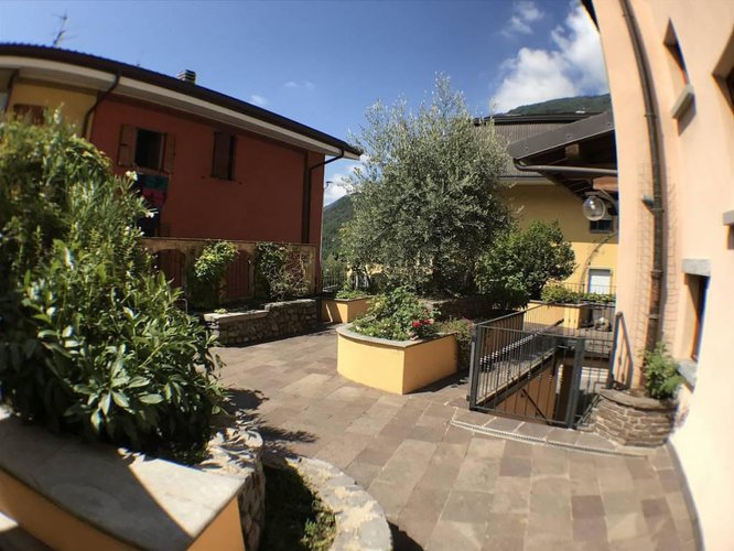 INTERA PALAZZINA INDIPENDENTE TOTALMENTE RIMODERNATA. Cene