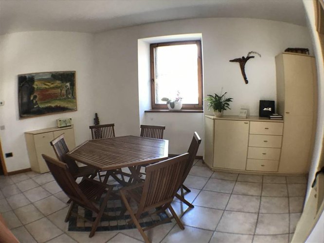 INTERA PALAZZINA INDIPENDENTE TOTALMENTE RIMODERNATA. Cene