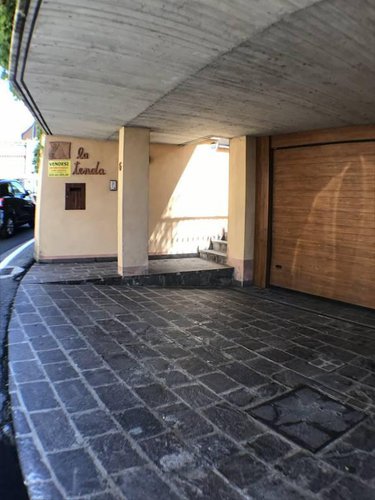 INTERA PALAZZINA INDIPENDENTE TOTALMENTE RIMODERNATA. Cene