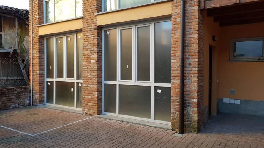 monolocale ristrutturato piano terra con ampie vetrate