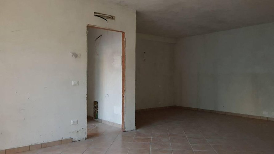 monolocale ristrutturato piano terra con ampie vetrate Solza