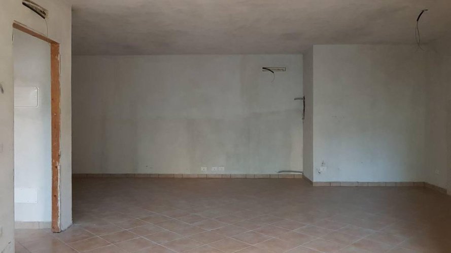 monolocale ristrutturato piano terra con ampie vetrate Solza