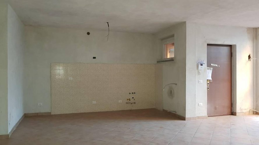 monolocale ristrutturato piano terra con ampie vetrate Solza