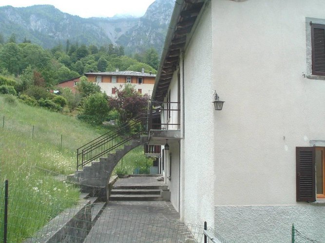 ALTA VALLE BREMBANA - GRANDE CASA INDIPENDENTE CON TERRENO Roncobello