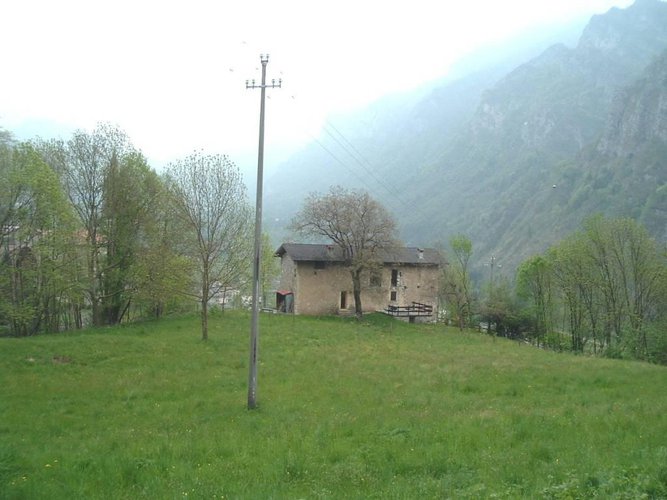 RUSTICO RISTRUTTURATO INDIPENDENTE CON AMPIO TERRENO Piazza Brembana