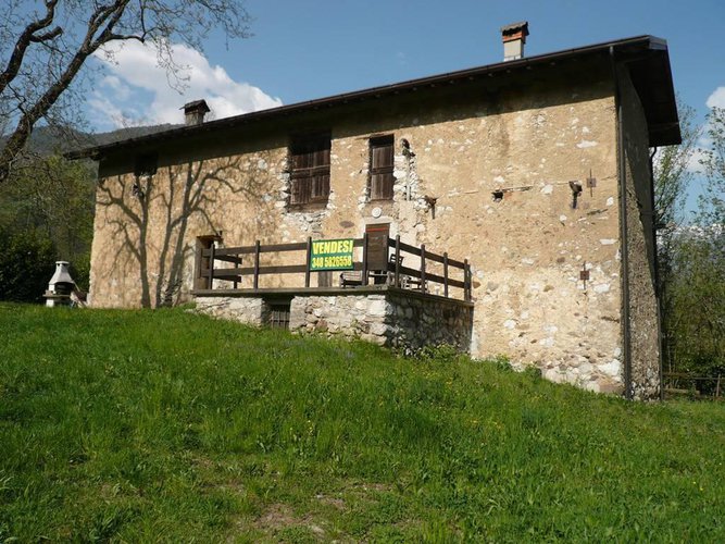 RUSTICO RISTRUTTURATO INDIPENDENTE CON AMPIO TERRENO Piazza Brembana