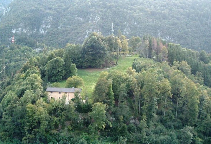 RUSTICO RISTRUTTURATO INDIPENDENTE CON AMPIO TERRENO Piazza Brembana