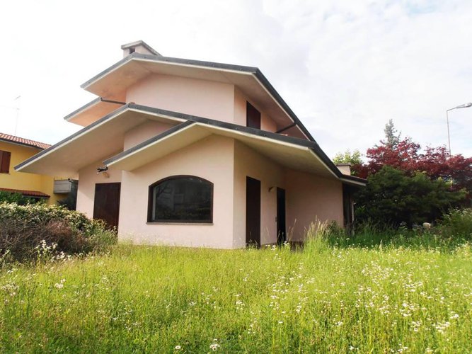 SIGNORILE VILLA SINGOLA CON AMPIO GIARDINO