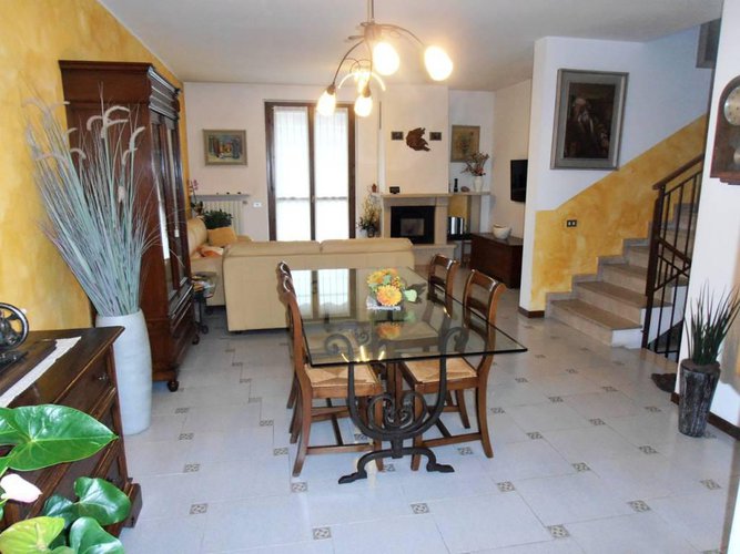 VILLA A SCHIERA INDIPENDENTE Grassobbio