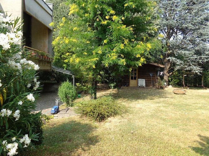 STEZZANO VILLA SINGOLA CON AMPIO GIARDINO Stezzano