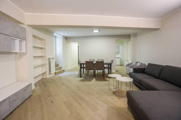 Trilocale con terrazza completamente ristrutturato a nuovo.