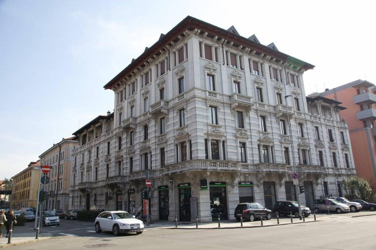 Trilocale con loggia a piano ultimo in palazzo d'epoca. Bergamo