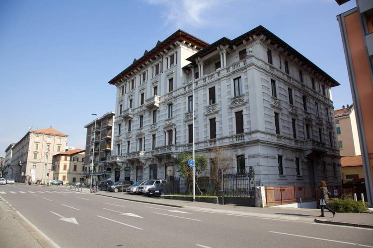 Trilocale con loggia a piano ultimo in palazzo d'epoca. Bergamo