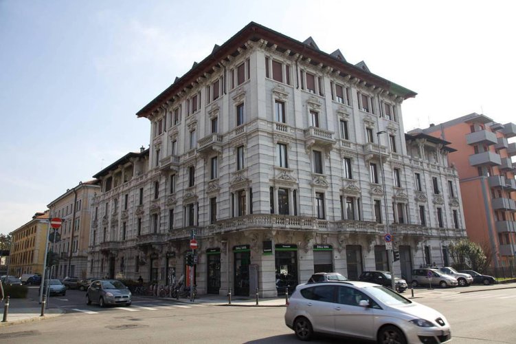 Trilocale con loggia a piano ultimo in palazzo d'epoca. Bergamo