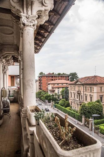 Trilocale con loggia a piano ultimo in palazzo d'epoca. Bergamo