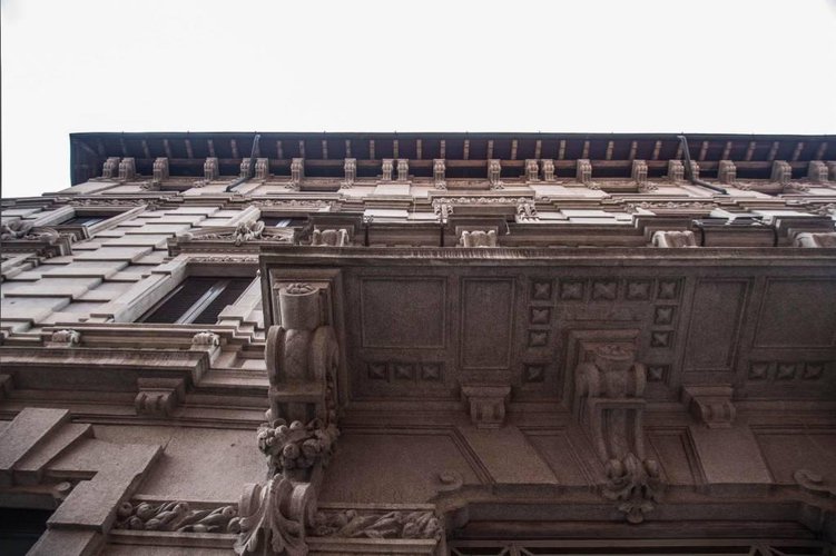 Trilocale con loggia a piano ultimo in palazzo d'epoca. Bergamo