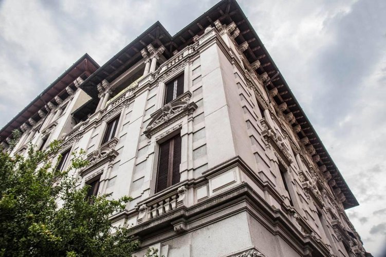 Trilocale con loggia a piano ultimo in palazzo d'epoca. Bergamo