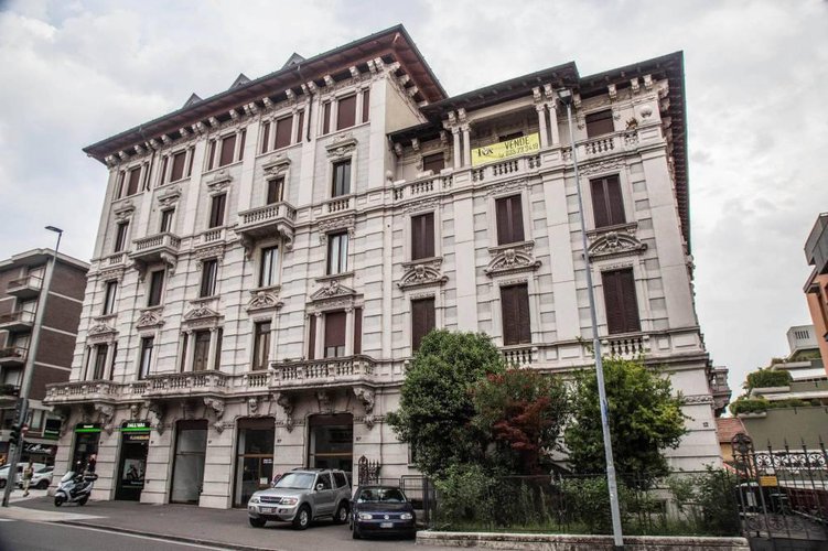 Trilocale con loggia a piano ultimo in palazzo d'epoca. Bergamo
