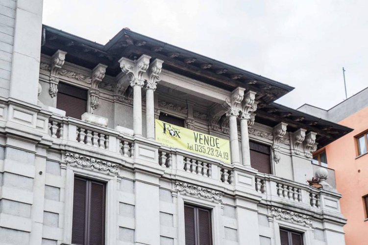Trilocale con loggia a piano ultimo in palazzo d'epoca. Bergamo