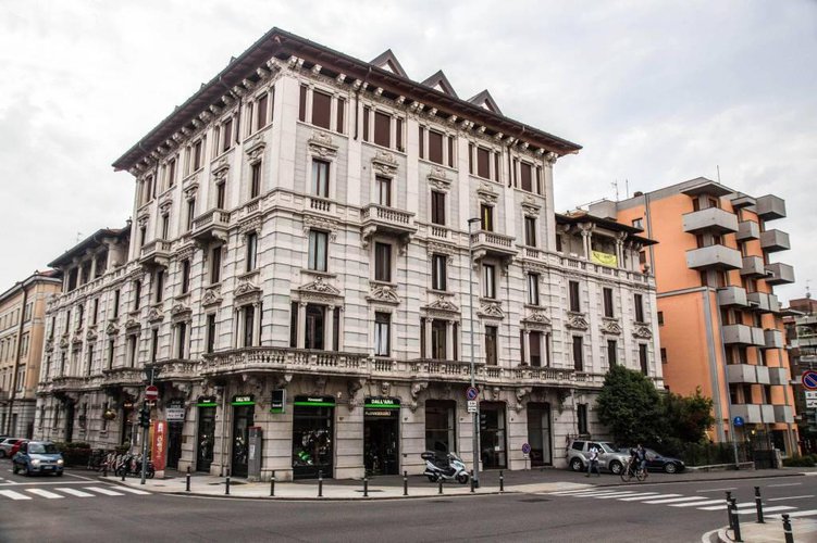 Trilocale con loggia a piano ultimo in palazzo d'epoca. Bergamo