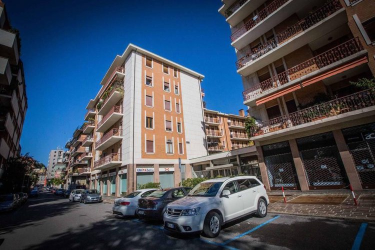 Quadrilocale in centrale condominio degli anni '70. Bergamo