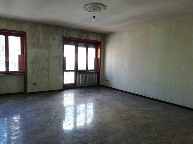 Quadrilocale in centrale condominio degli anni '70. Bergamo