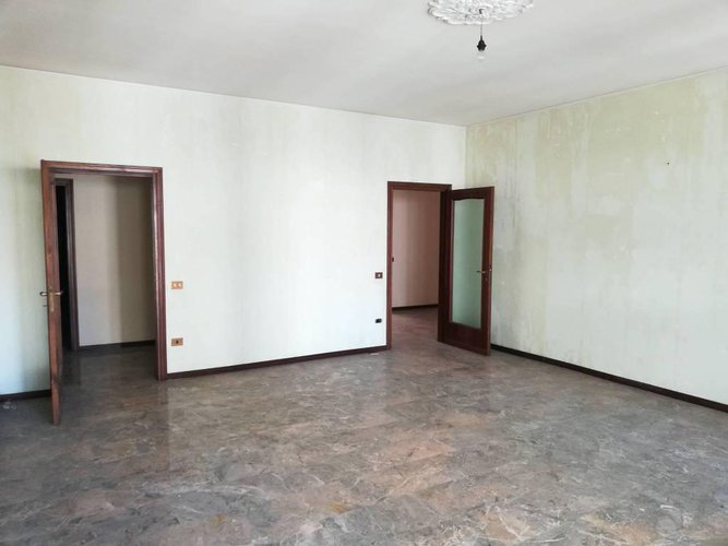 Quadrilocale in centrale condominio degli anni '70. Bergamo