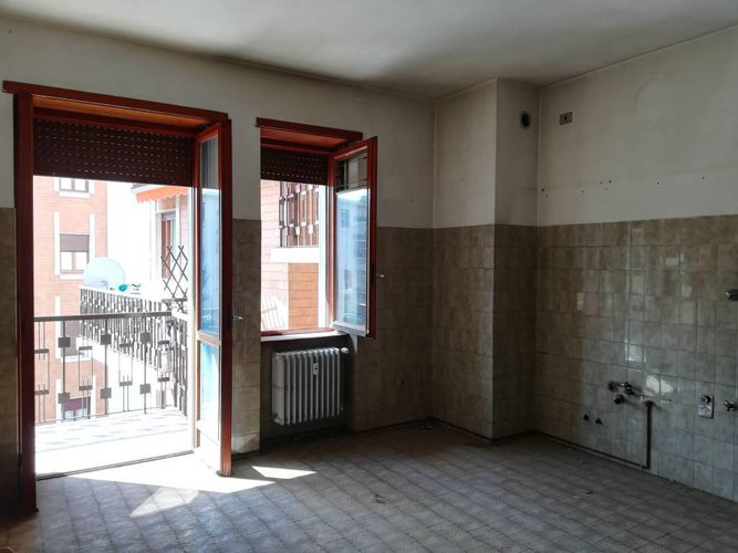 Quadrilocale in centrale condominio degli anni '70. Bergamo