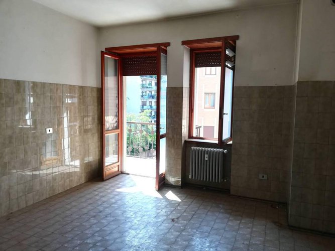 Quadrilocale in centrale condominio degli anni '70. Bergamo