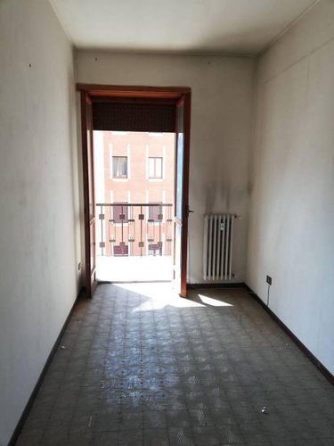 Quadrilocale in centrale condominio degli anni '70. Bergamo