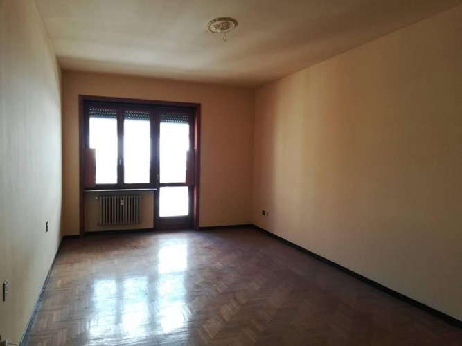 Quadrilocale in centrale condominio degli anni '70. Bergamo