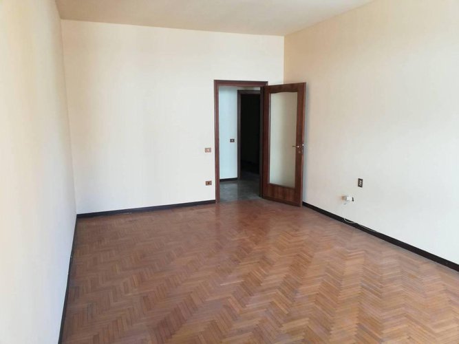 Quadrilocale in centrale condominio degli anni '70. Bergamo