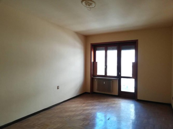 Quadrilocale in centrale condominio degli anni '70. Bergamo