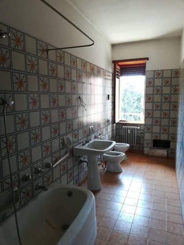 Quadrilocale in centrale condominio degli anni '70. Bergamo