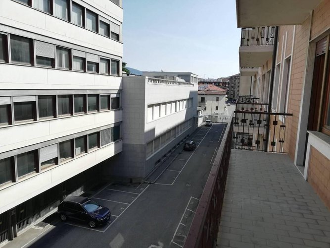 Quadrilocale in centrale condominio degli anni '70. Bergamo