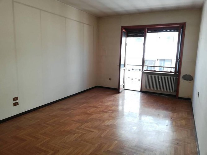 Ampio pentalocale nella centrale signorile "Residenza '70". Bergamo