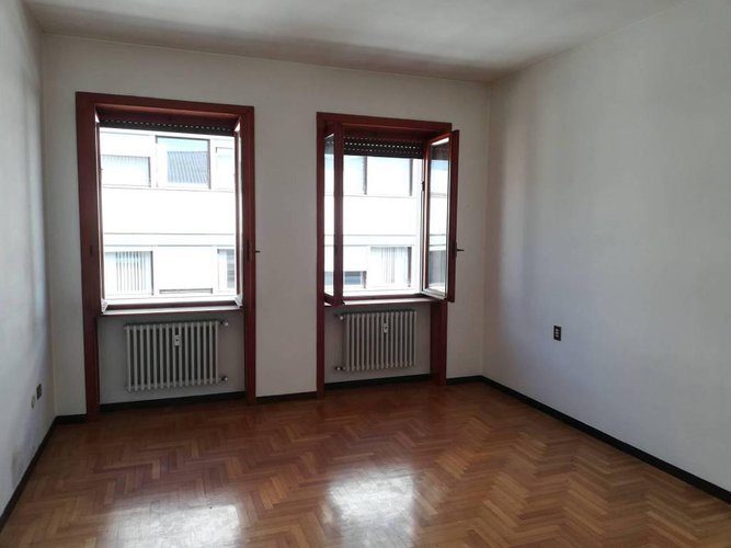 Ampio pentalocale nella centrale signorile "Residenza '70". Bergamo