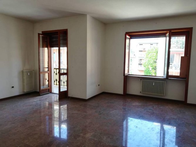 Ampio pentalocale con 3 bagni in centrale condominio. Bergamo