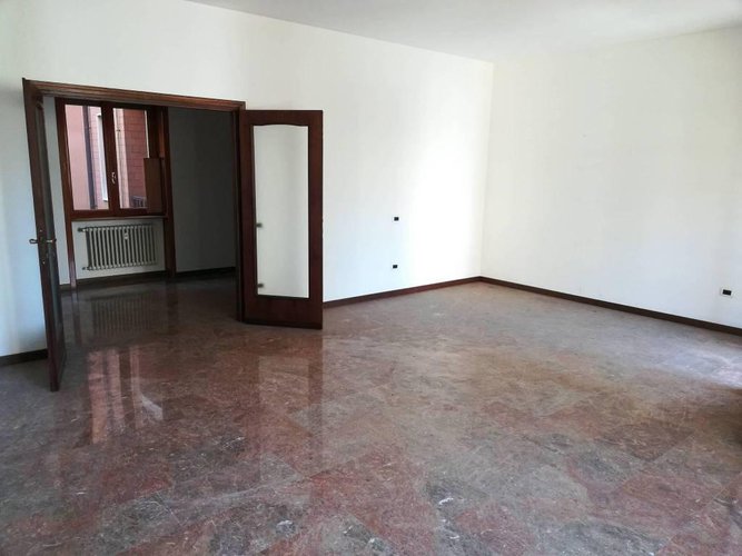 Ampio pentalocale con 3 bagni in centrale condominio. Bergamo