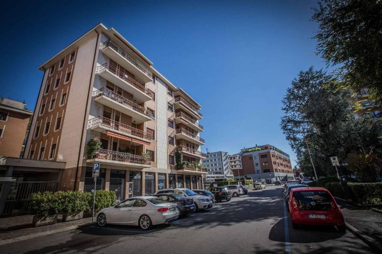 Quadrilocale in signorile condominio degli anni '70. Bergamo