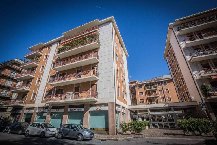 Quadrilocale in signorile condominio degli anni '70. Bergamo