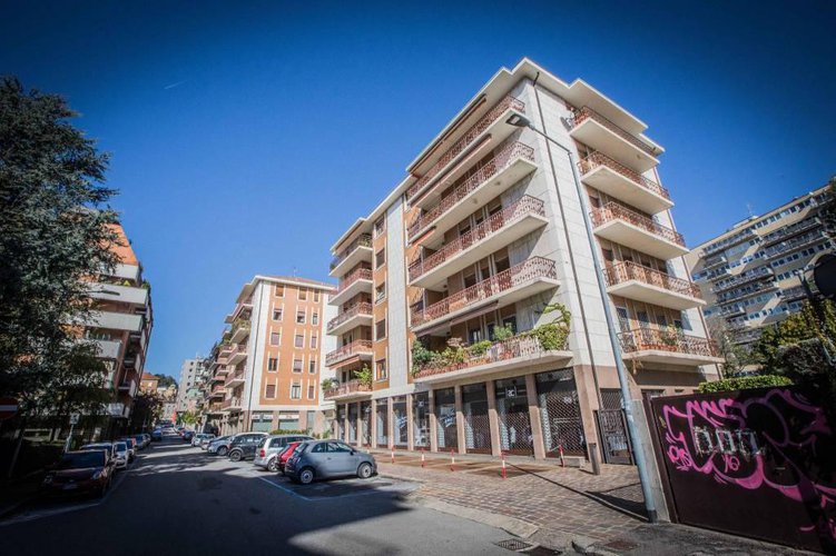 Quadrilocale in signorile condominio degli anni '70. Bergamo