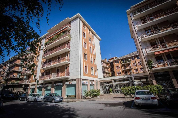 Quadrilocale in signorile condominio degli anni '70. Bergamo