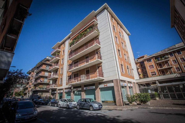 Quadrilocale in signorile condominio degli anni '70. Bergamo