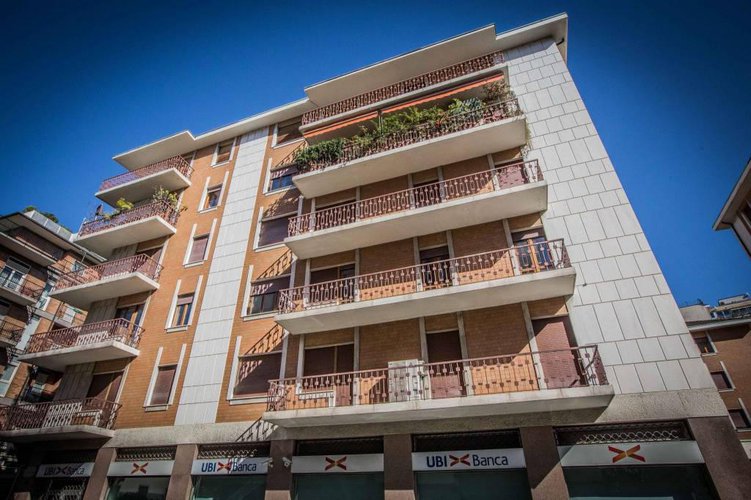 Quadrilocale in signorile condominio degli anni '70. Bergamo