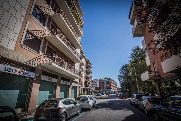 Quadrilocale in signorile condominio degli anni '70. Bergamo