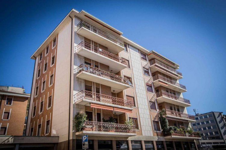 Pentalocale sito in centrale condominio degli anni '70. Bergamo